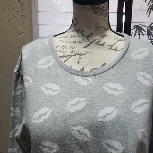 🍉👄👄👄Lovely Lips Sweatshirt - Picture 2 of 4